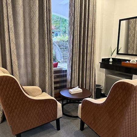Elegant Hotel Канді Екстер'єр фото